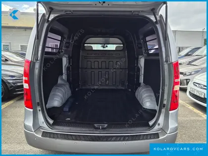 HYUNDAI STAREX 5-SEATER VAN