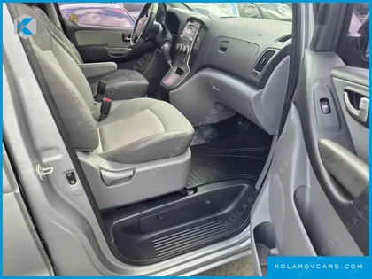 HYUNDAI STAREX 5-SEATER VAN