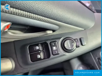 HYUNDAI STAREX 5-SEATER VAN