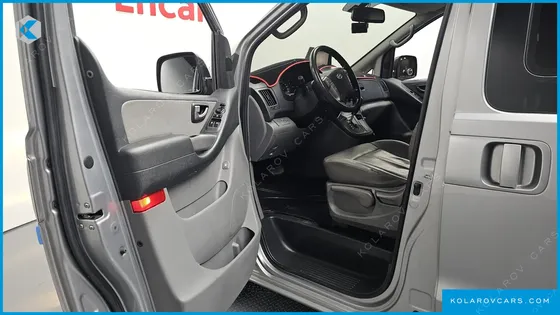 HYUNDAI STAREX 5-SEATER VAN