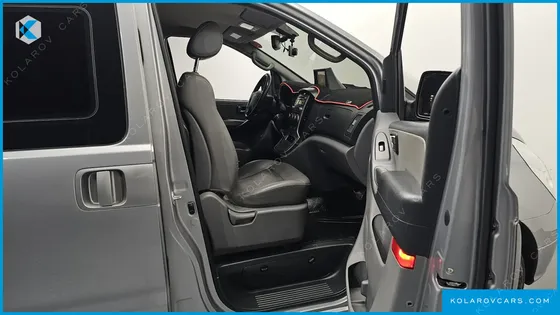 HYUNDAI STAREX 5-SEATER VAN