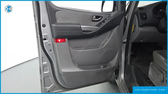 HYUNDAI STAREX 5-SEATER VAN