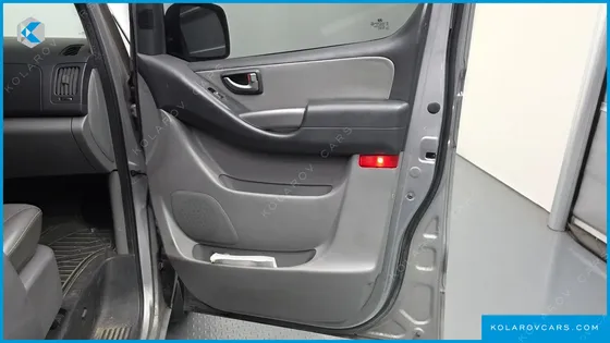 HYUNDAI STAREX 5-SEATER VAN