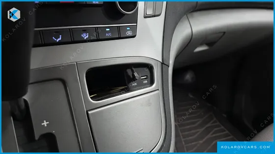 HYUNDAI STAREX 5-SEATER VAN