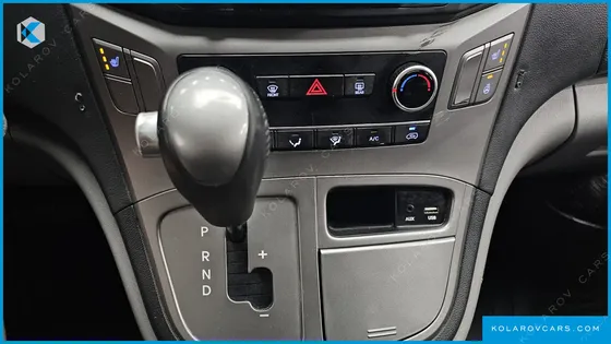 HYUNDAI STAREX 5-SEATER VAN