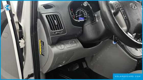 HYUNDAI STAREX 5-SEATER VAN