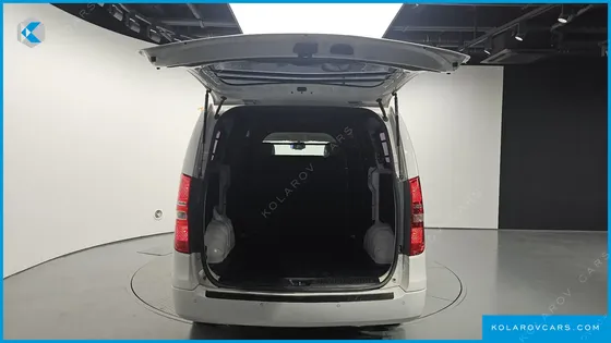 HYUNDAI STAREX 5-SEATER VAN