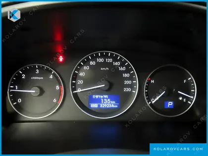 HYUNDAI STAREX 3-SEATER VAN