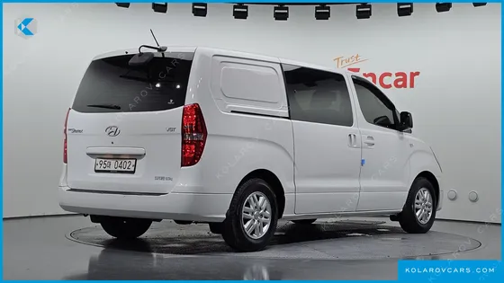 HYUNDAI STAREX 5-SEATER VAN