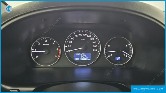 HYUNDAI STAREX 5-SEATER VAN