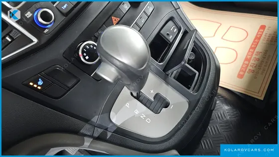 HYUNDAI STAREX 5-SEATER VAN