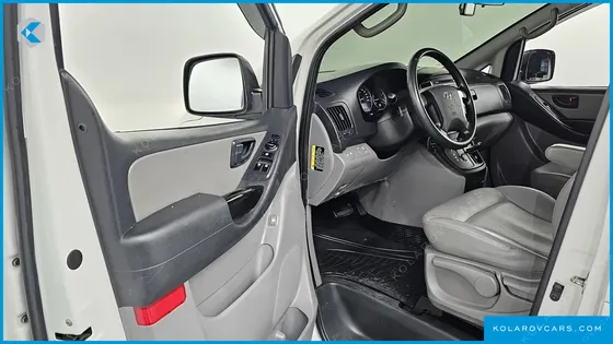 HYUNDAI STAREX 5-SEATER VAN