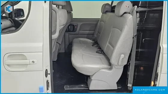 HYUNDAI STAREX 5-SEATER VAN