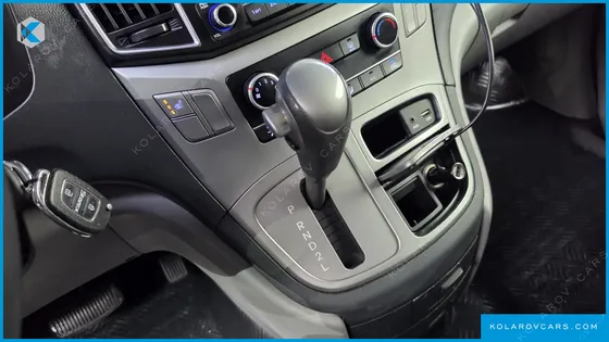 HYUNDAI STAREX 3-SEATER LPI VAN
