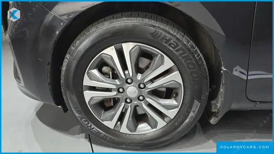 KIA CARNIVAL 9-SEATER LUXURY
