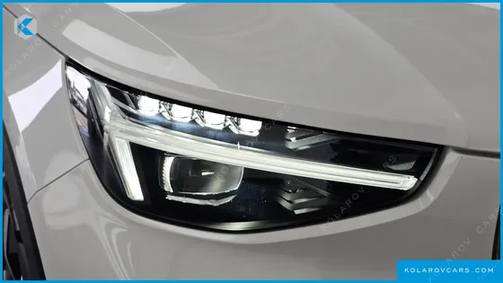 VOLVO XC40 B4 ULTRA BRIGHT