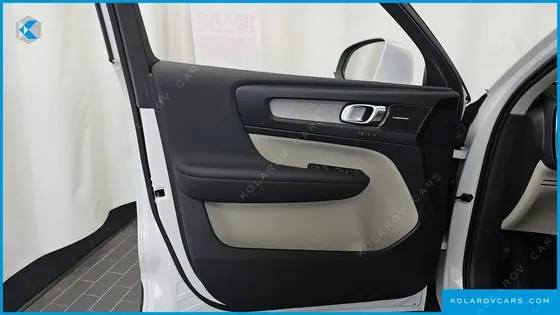 VOLVO XC40 B4 ULTRA BRIGHT