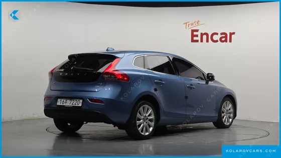 VOLVO V40 D2