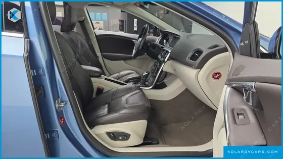 VOLVO V40 D2