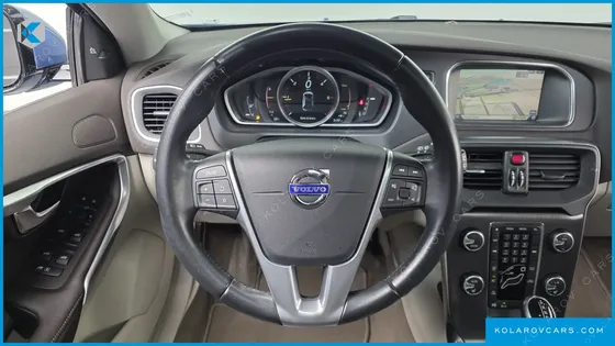 VOLVO V40 D2