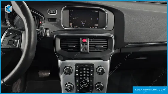 VOLVO V40 D3