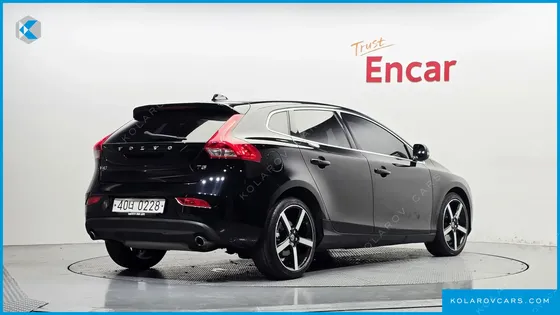VOLVO V40 T5