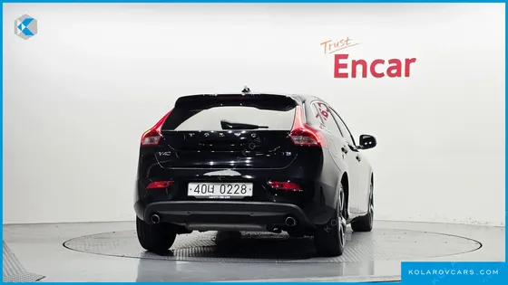 VOLVO V40 T5