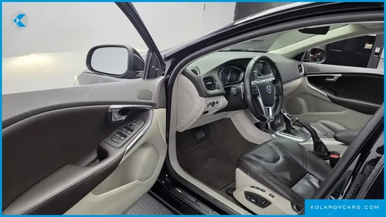 VOLVO V40 T5