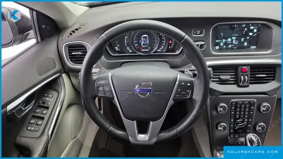 VOLVO V40 T5