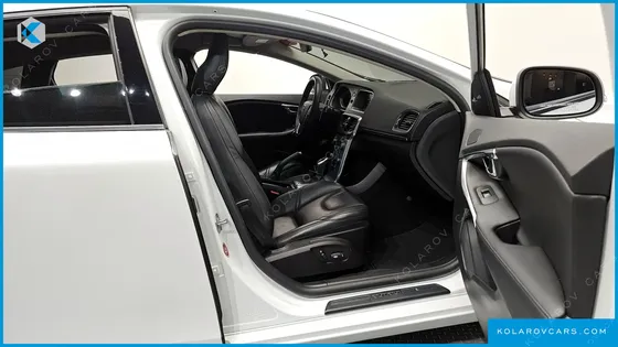 VOLVO V40 D3