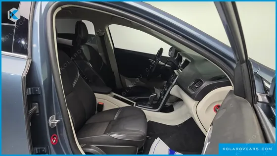 VOLVO V40 D2