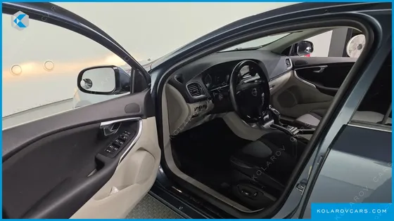 VOLVO V40 D2