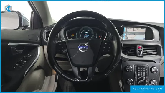 VOLVO V40 D2