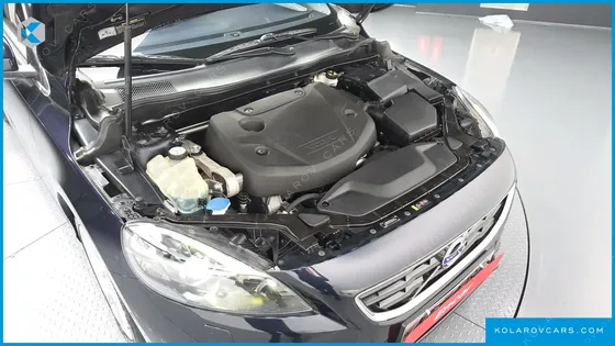 VOLVO V40 D3