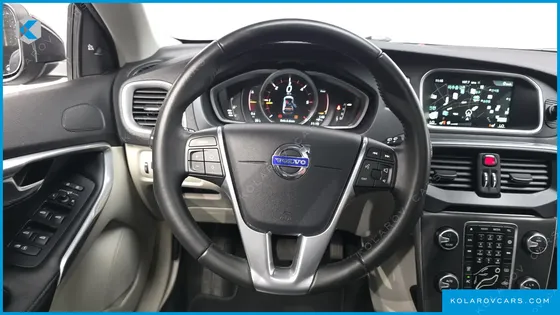 VOLVO V40 D3