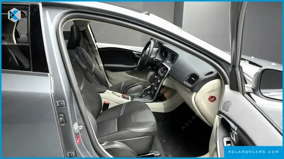 VOLVO V40 D3