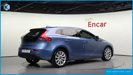 VOLVO V40 D2