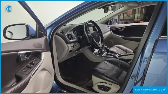 VOLVO V40 D2