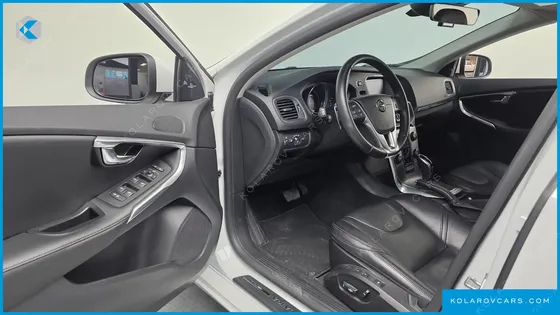 VOLVO V40 D3