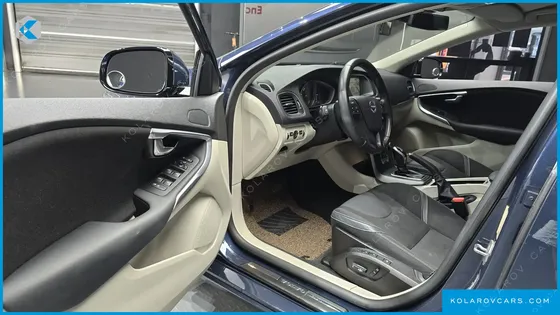 VOLVO V40 D2