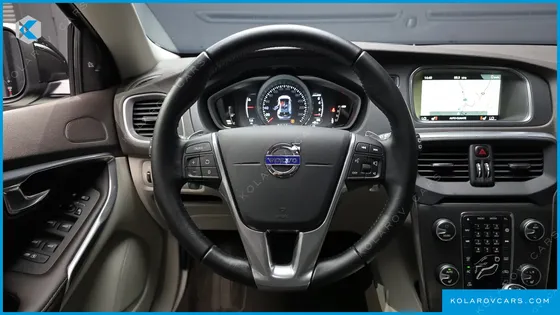 VOLVO V40 T5