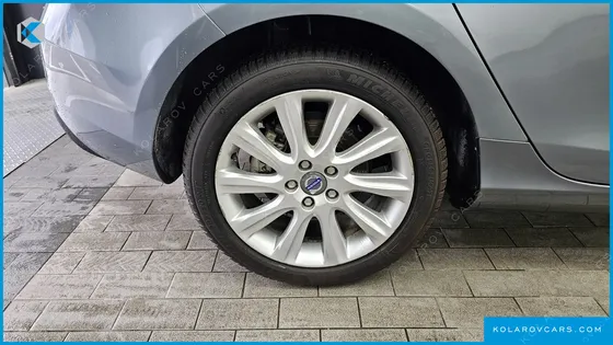 VOLVO V40 D2