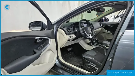 VOLVO V40 D2
