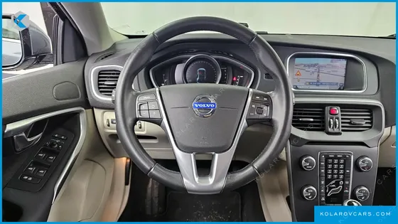 VOLVO V40 D2