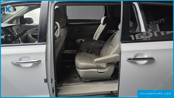 KIA CARNIVAL 11-SEATER DELUXE