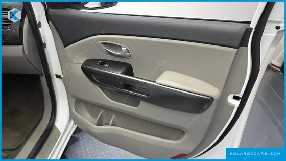 KIA CARNIVAL 11-SEATER DELUXE