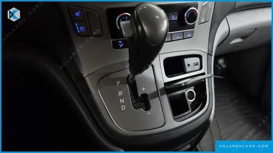 HYUNDAI STAREX VAN 3-SEATER
