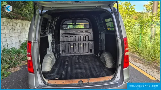 HYUNDAI STAREX 5-SEATER VAN