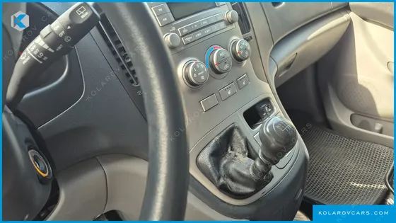 HYUNDAI STAREX 5-SEATER VAN