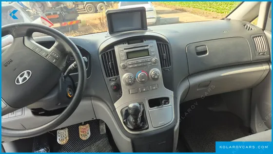 HYUNDAI STAREX 5-SEATER VAN